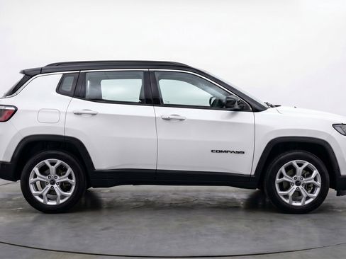 Used 2025 Jeep Compass Latitude AWD/4WD image 11