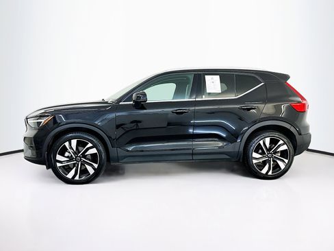 Used 2025 Volvo XC40 B5 Plus image 4