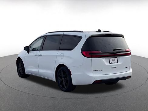 Used 2025 Chrysler Pacifica Limited image 11