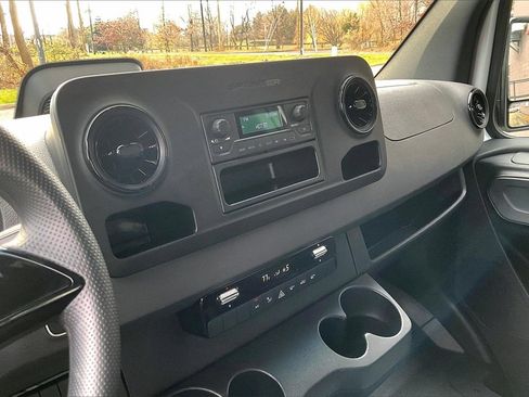 Used 2025 Mercedes-Benz Sprinter 2500 image 5