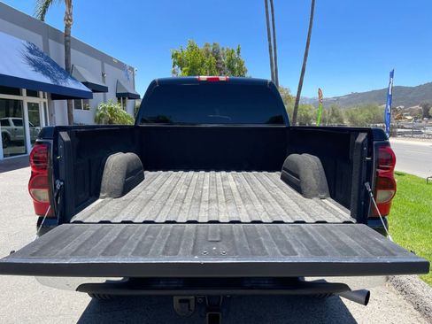 Used 2006 Chevrolet Silverado 2500 LT w/ Onstar Plus Package AWD/4WD image 12