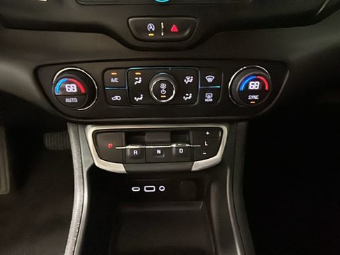 Used 2022 GMC Terrain SLE w/ Driver Convenience Package AWD/4WD image 26