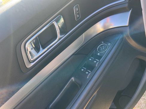 Used 2018 Ford Explorer XLT w/ Equipment Group 202A image 26