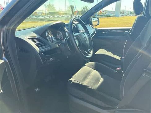 Used 2019 Dodge Grand Caravan SE image 3