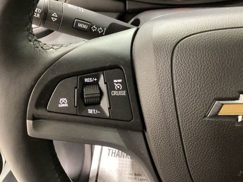 Used 2022 Chevrolet Trax LT w/ LT Convenience Package image 10