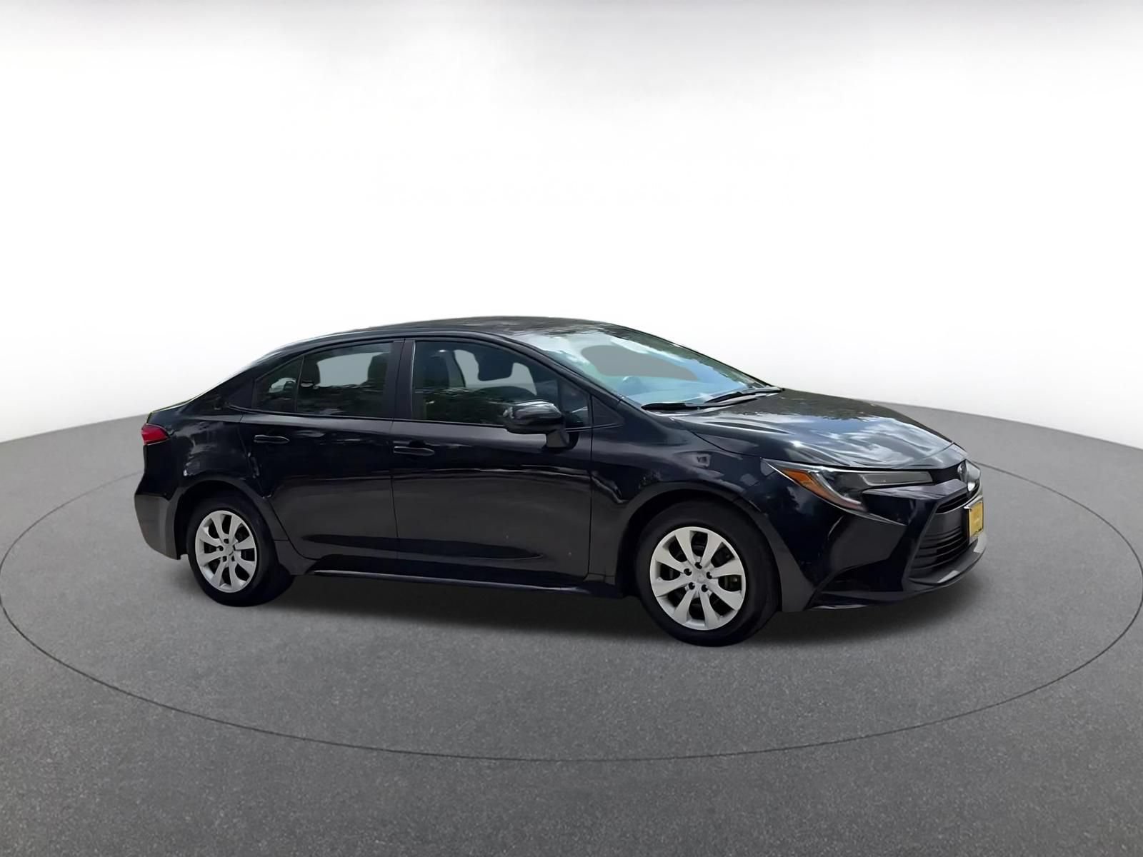 Used 2025 Toyota Corolla LE FWD image 2