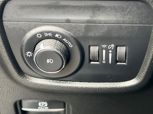 Used 2024 Jeep Grand Cherokee Limited image 32