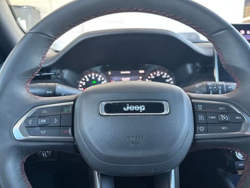 Used 2025 Jeep Compass Trailhawk AWD/4WD image 28