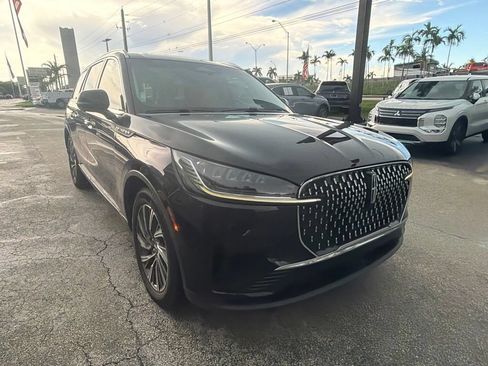Used 2025 Lincoln Aviator 2WD image 3