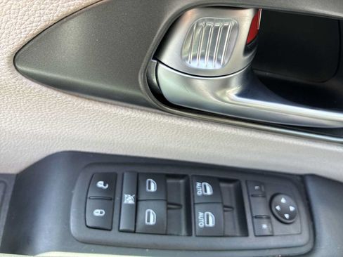 Used 2024 Chrysler Pacifica Touring-L FWD image 15
