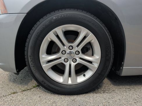 Used 2013 Dodge Charger SE RWD image 4