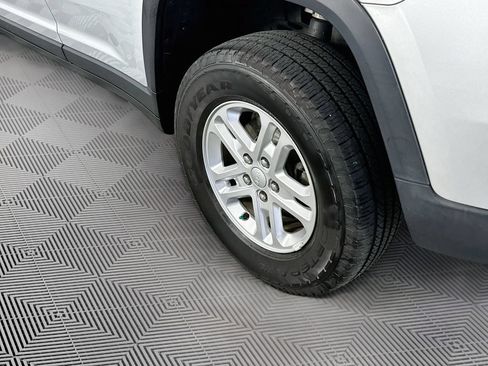 Certified 2023 Jeep Grand Cherokee Laredo AWD/4WD image 42