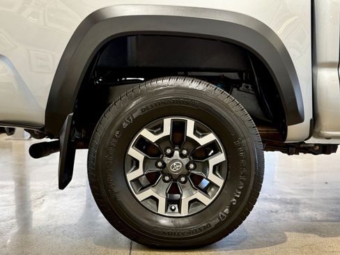Used 2022 Toyota Tacoma TRD Off-Road w/ Technology Package AWD/4WD image 18