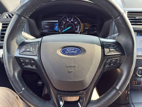 Used 2018 Ford Explorer XLT w/ Equipment Group 202A FWD image 22