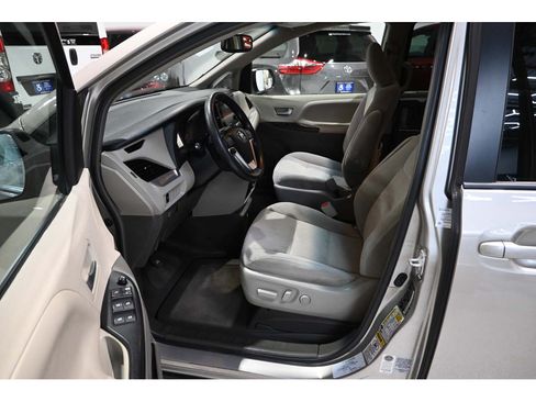Used 2015 Toyota Sienna LE FWD image 13