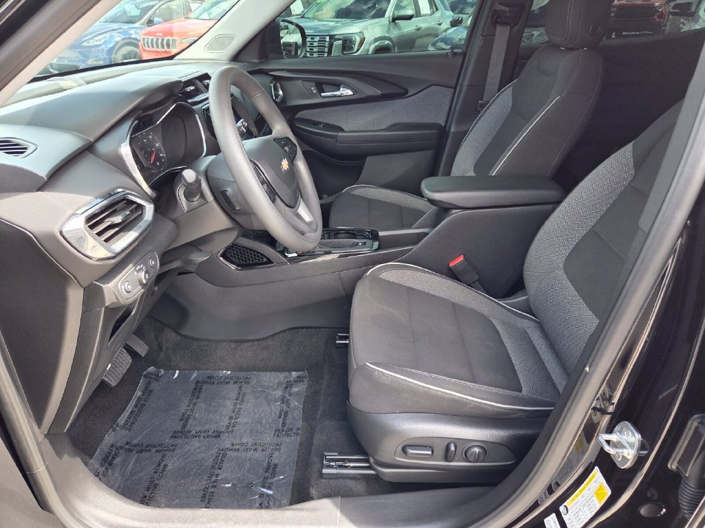 Used 2021 Chevrolet TrailBlazer LT w/ Convenience Package FWD image 3
