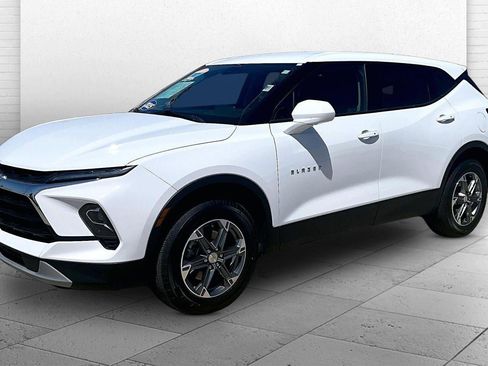 Used 2025 Chevrolet Blazer LT FWD image 3