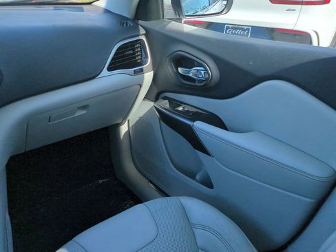 Used 2019 Jeep Cherokee Limited image 16