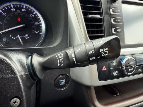Used 2019 Toyota Highlander XLE FWD image 24