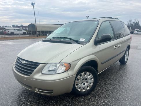 Used 2007 Chrysler Town & Country w/ Popular Equipment Group I image 2