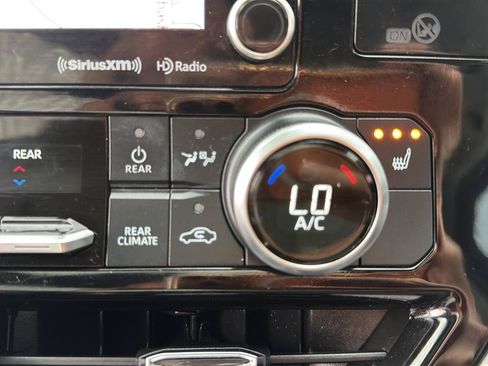 Used 2022 Toyota Highlander XLE AWD/4WD image 33