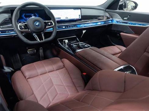 Used 2025 BMW i7 xDrive60 w/ Executive Package image 24