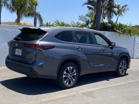 Certified 2024 Toyota Highlander XLE FWD image 3