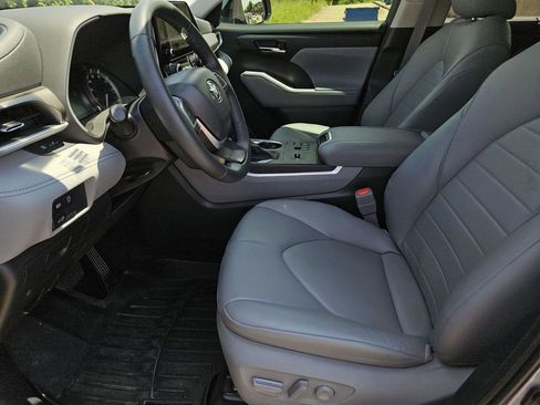Used 2024 Toyota Highlander XLE FWD image 30