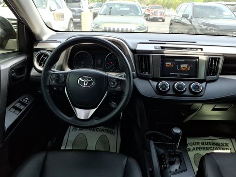 Used 2018 Toyota RAV4 LE FWD image 10