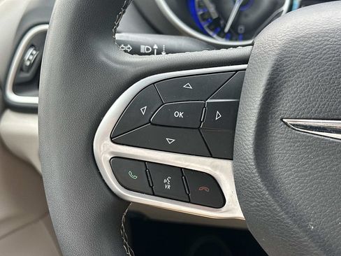 Used 2024 Chrysler Pacifica Touring-L FWD image 23
