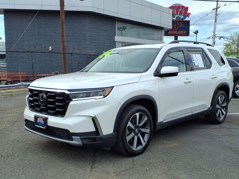 Used 2024 Honda Pilot Touring image 3