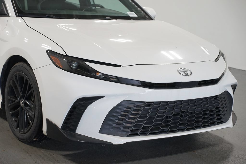 Used 2025 Toyota Camry SE FWD image 4