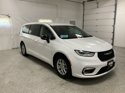Used 2024 Chrysler Pacifica Touring-L FWD image 4