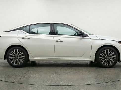 Used 2025 Nissan Altima 2.5 SV FWD image 11