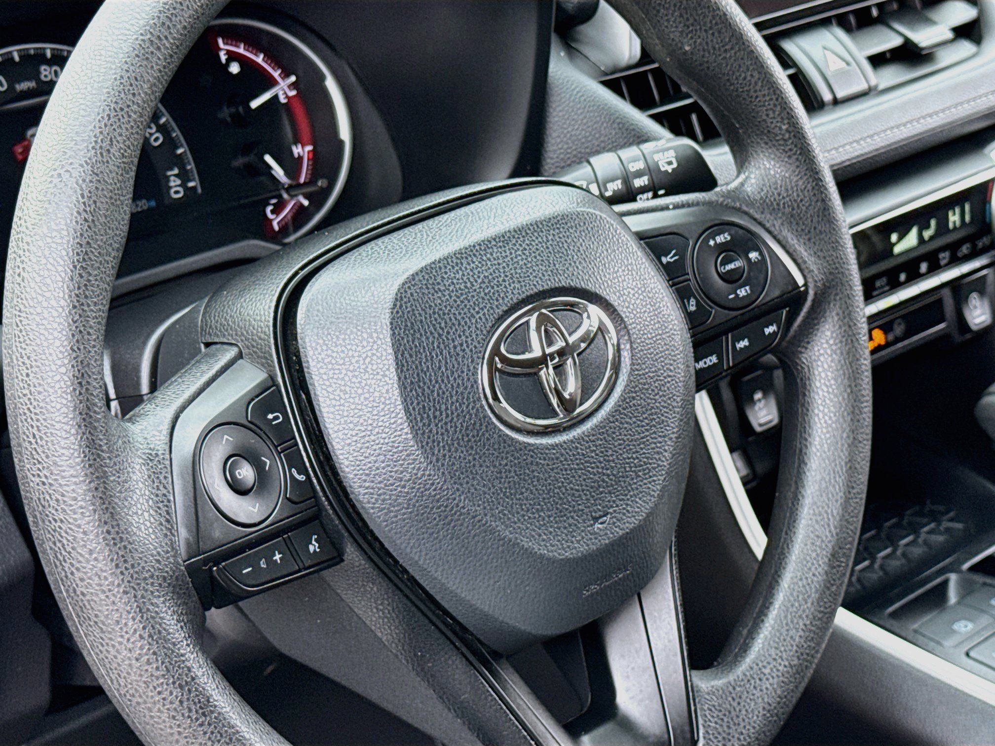 Used 2025 Toyota RAV4 XLE FWD image 12
