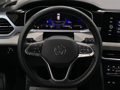 Used 2025 Volkswagen Taos SE image 14