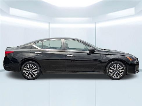 Used 2024 Nissan Altima 2.5 SV FWD image 7