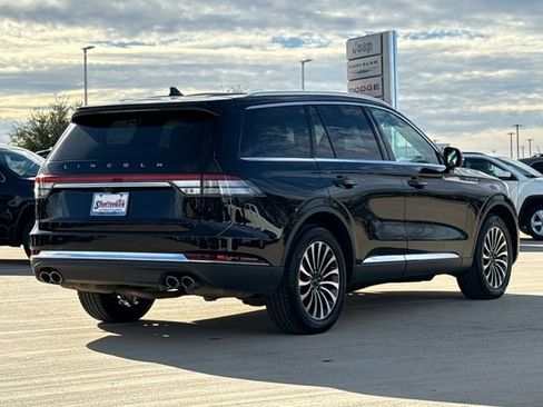 Used 2023 Lincoln Aviator AWD w/ Premium Package image 8