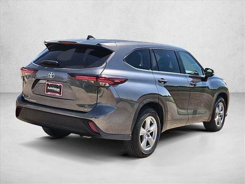 Used 2025 Toyota Highlander LE FWD image 5