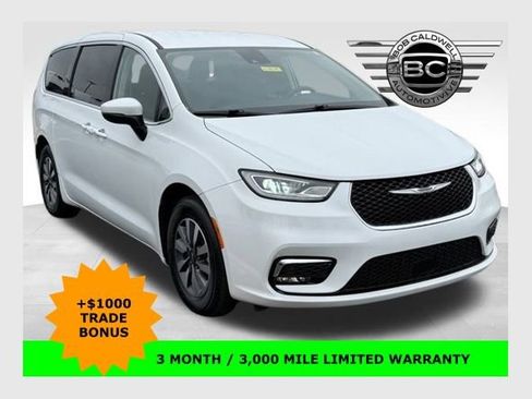 Used 2023 Chrysler Pacifica Touring-L image 1