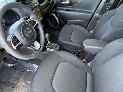 Used 2023 Jeep Renegade Latitude AWD/4WD image 9