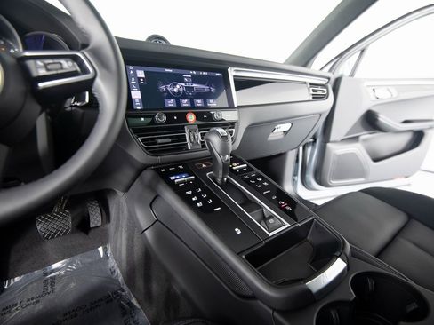New 2026 Porsche Macan image 30