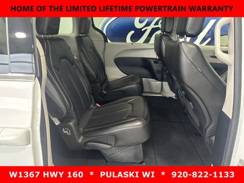 Used 2023 Chrysler Pacifica Touring-L FWD image 5