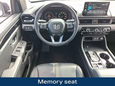 Used 2025 Honda Pilot EX-L image 3