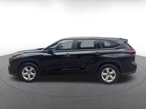 Used 2025 Toyota Highlander LE FWD image 9