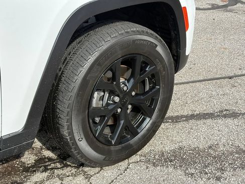 Used 2024 Jeep Grand Cherokee Altitude AWD/4WD image 9