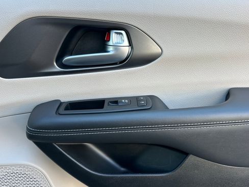 Used 2024 Chrysler Pacifica Touring-L image 19