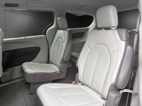 Used 2018 Chrysler Pacifica Touring-L Plus FWD image 12
