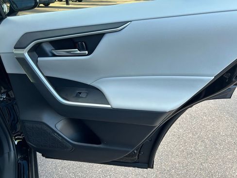 Used 2025 Toyota RAV4 XLE image 31