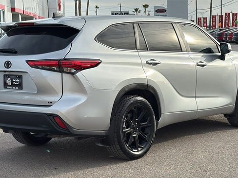Used 2023 Toyota Highlander LE image 3